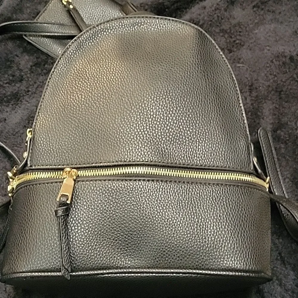 New without tags no brand black leather backpack with wristlet
